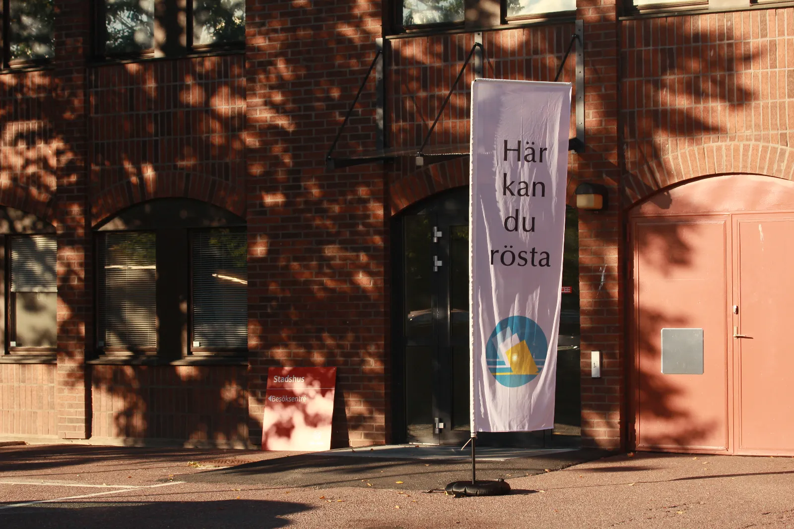 Skylt med texten Här kan du rösta utanför en byggnad.