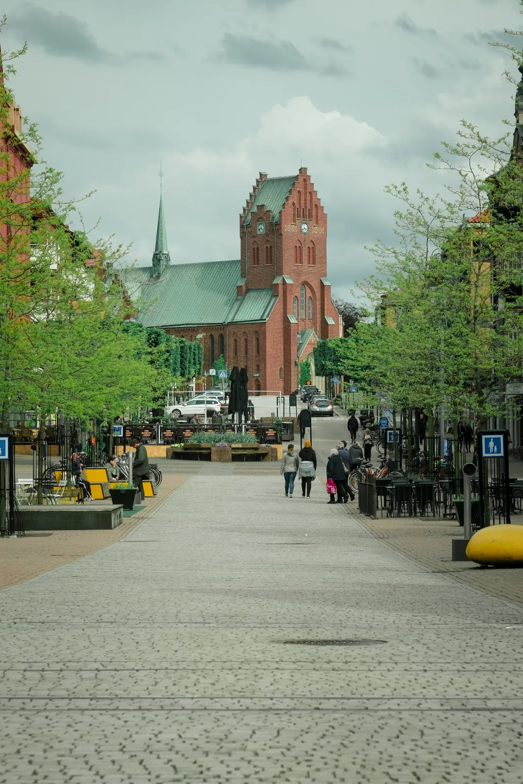 Stadsmiljö i Hässleholm med kyrkan i fonden.