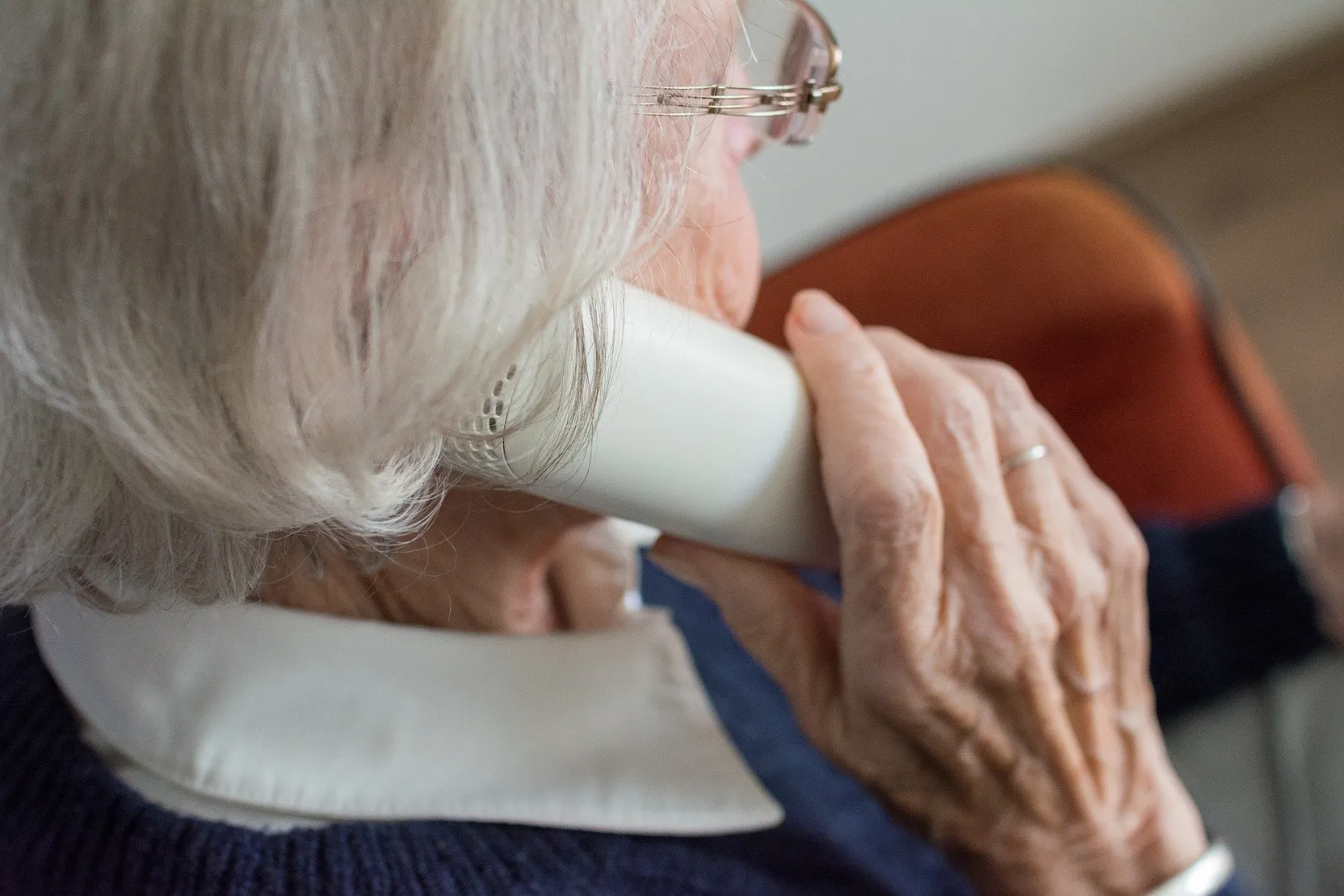 Äldre person som pratar i telefon.