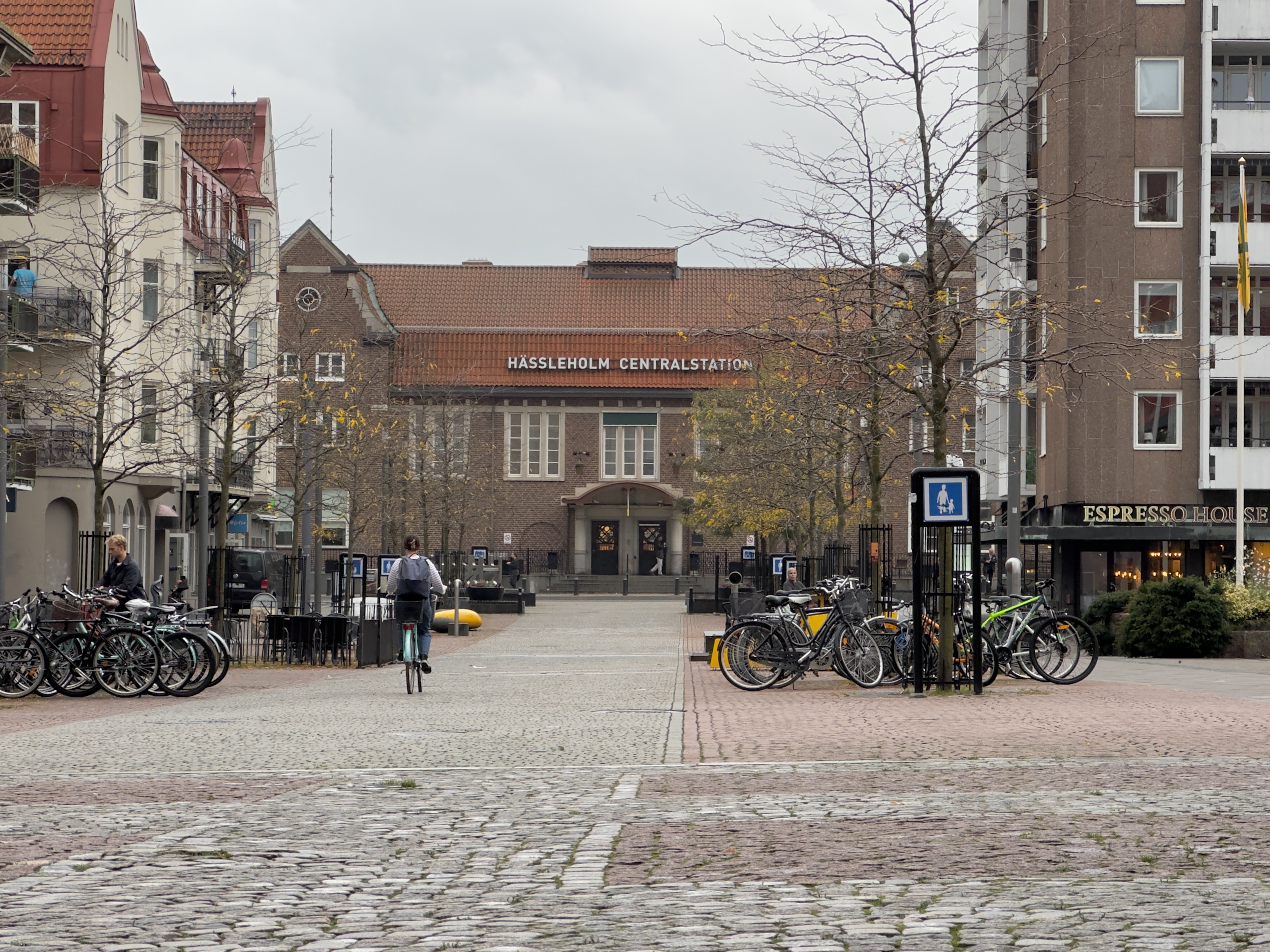 Centrala Hässleholm med centralstationen i bakgrunden